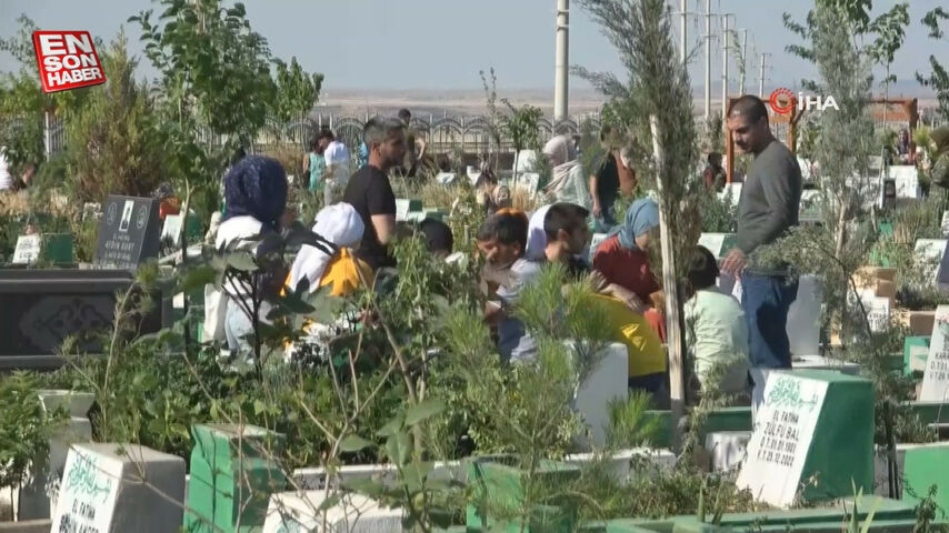 Diyarbakır’da depremzedeler gözyaşları içinde yakınlarının mezarına gitti
