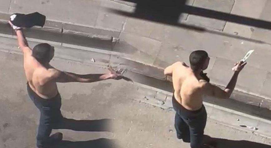 Ekipleri alarma geçirdi! Elinde bıçakla yarı çıplak caddeye çıktı