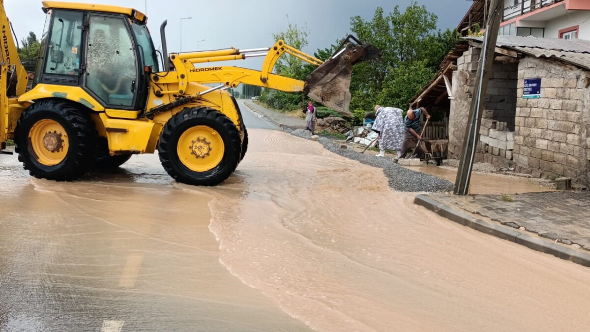 Kayseri’de sel istinaf duvarını yıktı