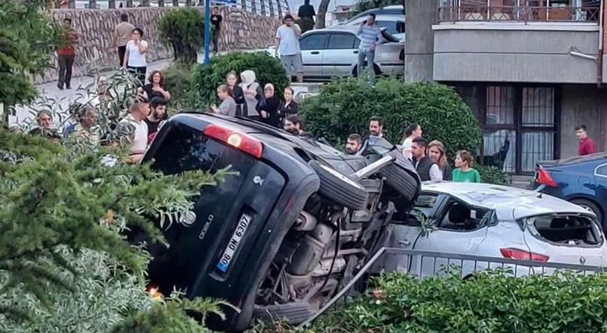 Kontrolden çıkan hafif ticari araç, park halindeki otomobilin üzerine düştü