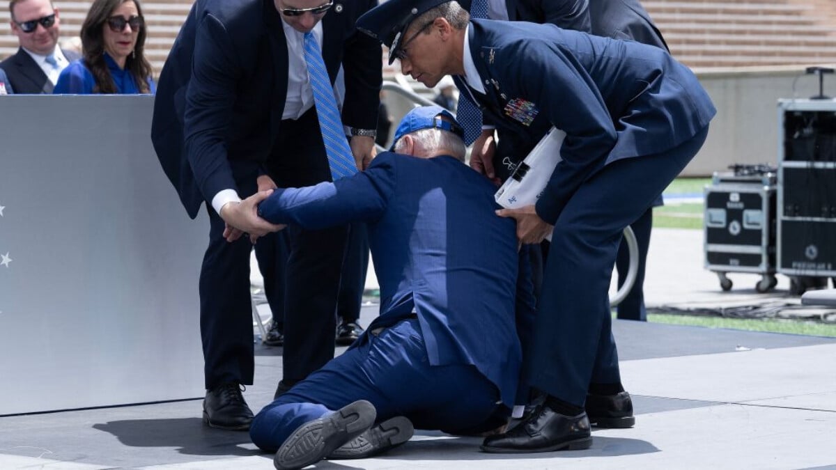 Yere düşen ABD Başkanı Biden, dünyada büyük yankı uyandırdı