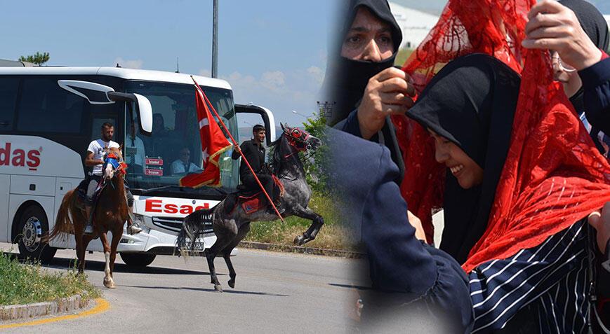 Erzurum’a Endonezyalı gelin! Otobüsü atlı ciritçiler karşıladı