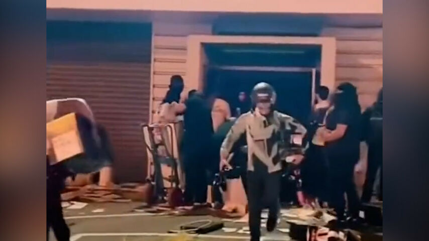 Fransa’da sular durulmuyor: Elektronik mağazalarını talan ettiler