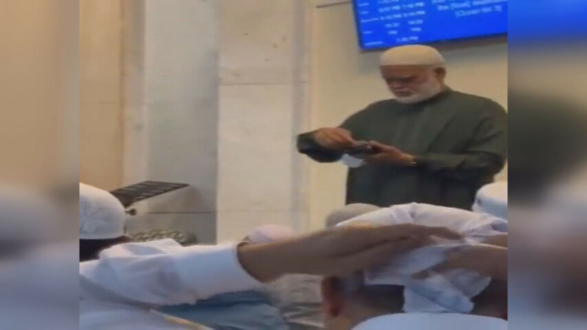 İngiltere’de bir camide pos cihazıyla yardım toplandı