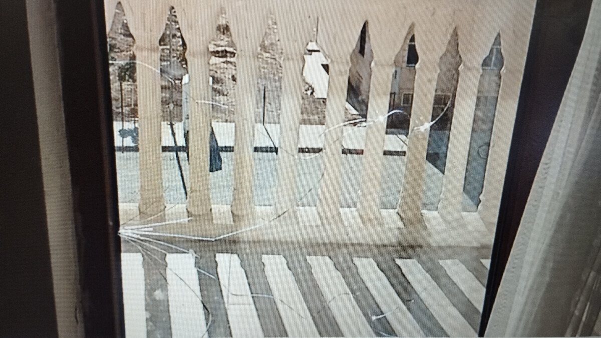 Mardin’de sıcak havaya dayanamayan cam çatladı