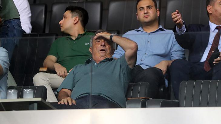 Adana Demirspor – Beşiktaş maçında ‘yönetim istifa’ tezahüratları! Ahmet Nur Çebi, tribünden ayrıldı