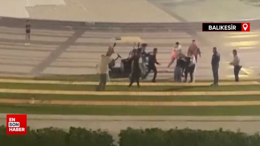 Balıkesir’de gençlerin şehir meydanındaki tekme ve yumruklu kavgası