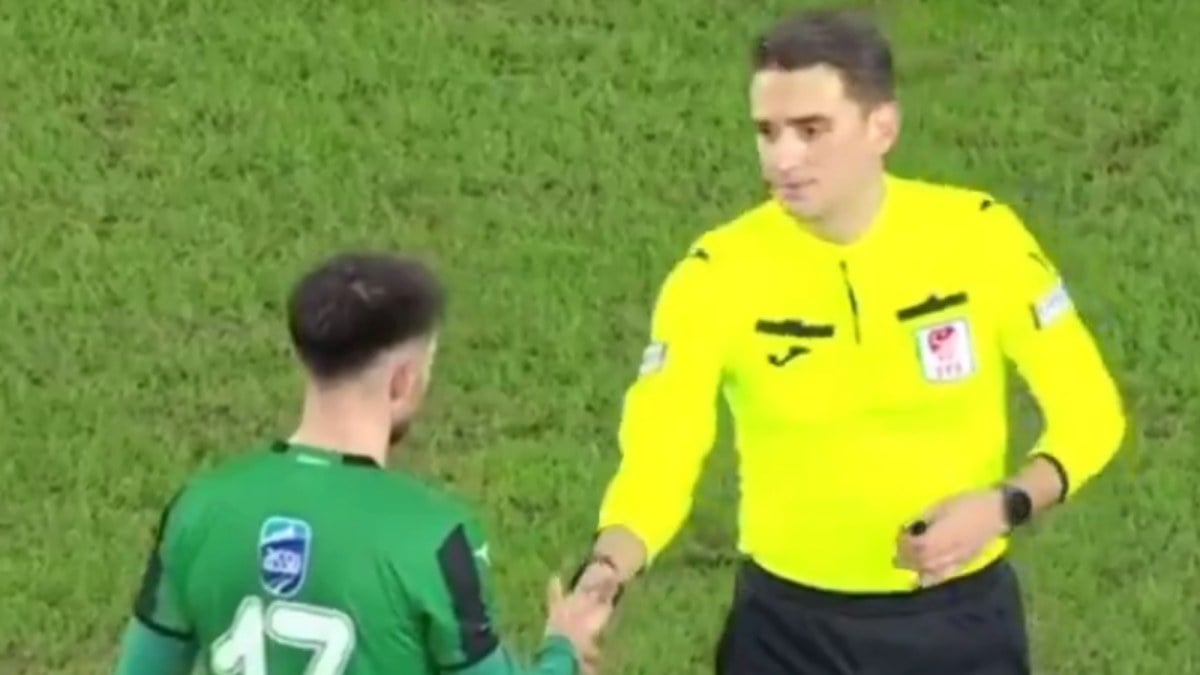 Gençlerbirliği – Sakaryaspor maçında ilginç olay: Hakeme feyk atınca kırmızı kart gördü