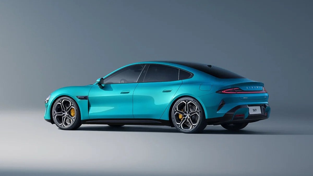 Xiaomi SU7, şirketin mağazalarında sergilenmeye başladı