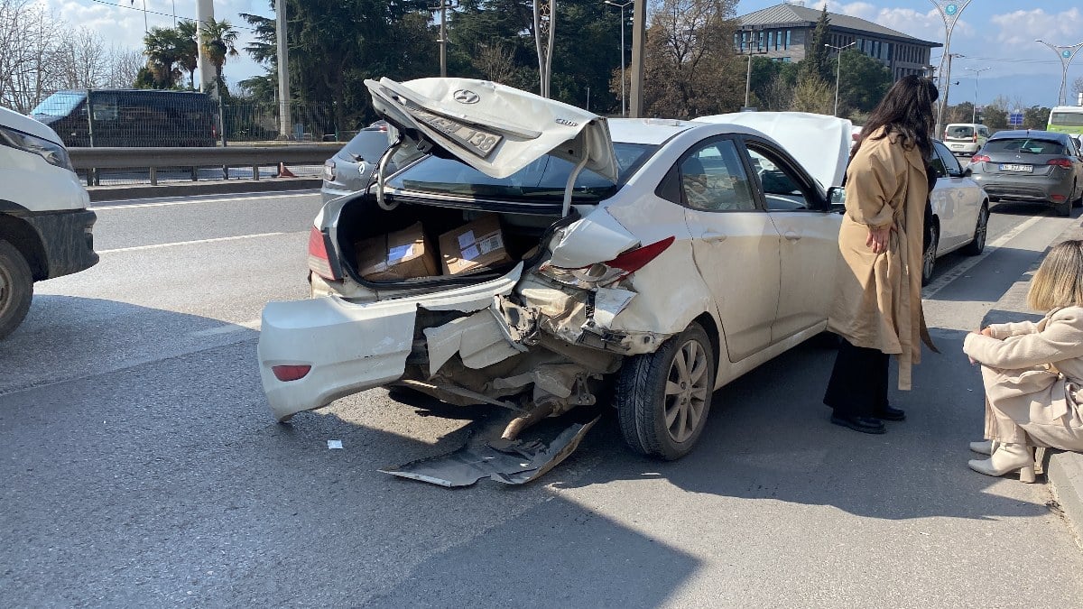 Kocaeli’de zincirleme kaza: 1’i çocuk 5 yaralı