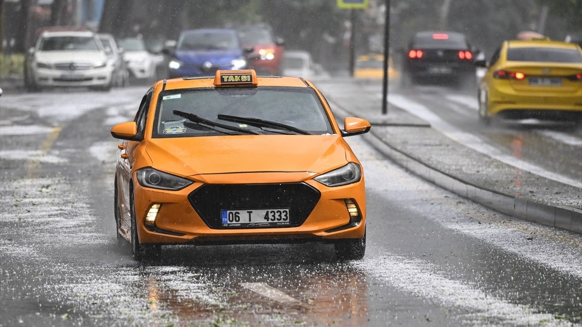 Ankara’yı dolu vurdu: Çankaya’da göz gözü görmedi