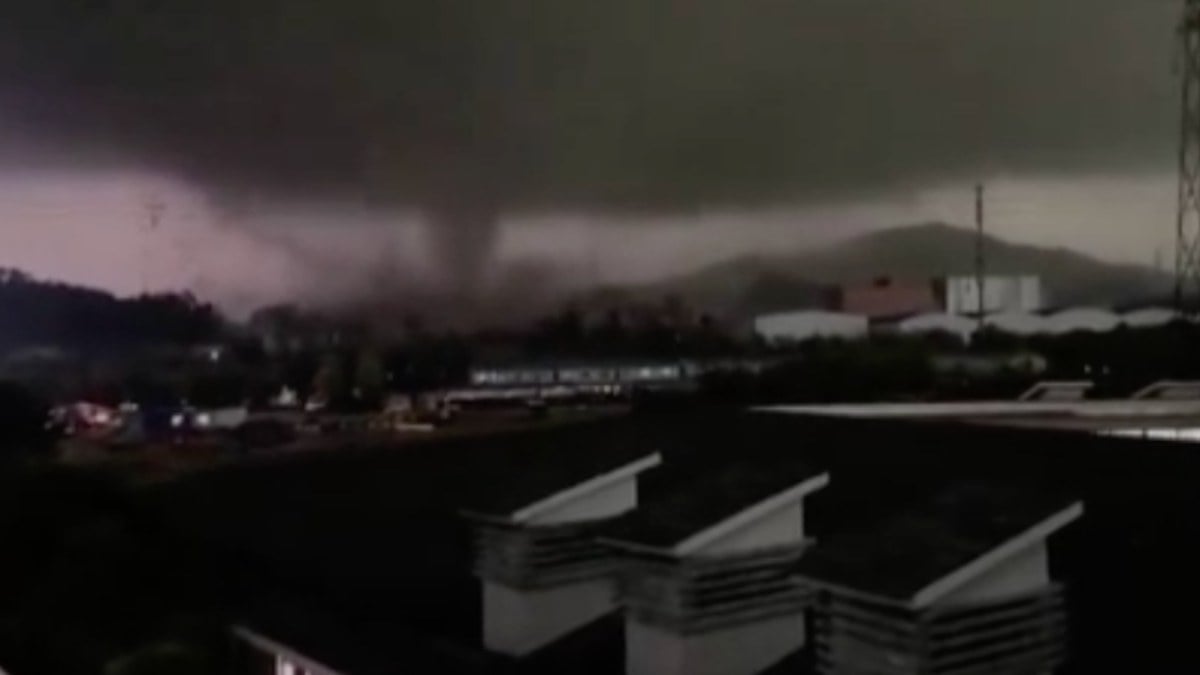 Çin’de hortum etkili oldu: Ortalık savaş alanına döndü