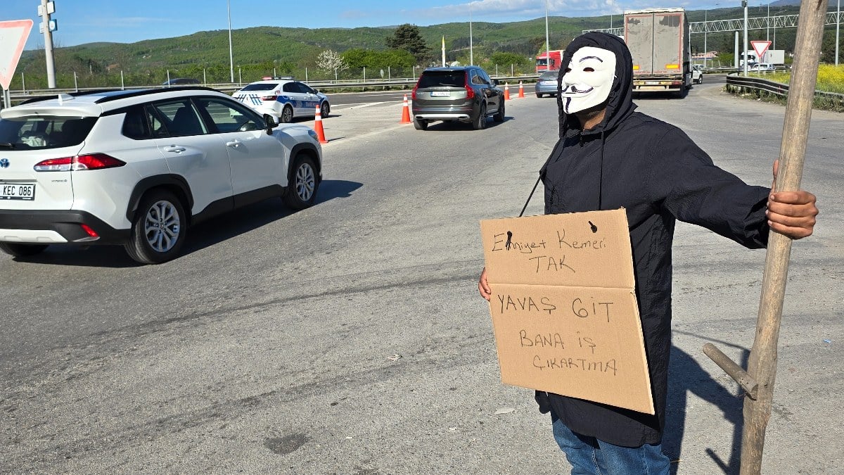 Düzce’de sürücüleri maske takarak uyardı: ‘Bana iş çıkarma’