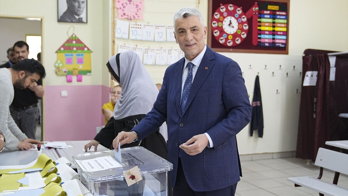 Ticaret Bakanı Ömer Bolat sandık başında: İstanbul’da oyunu kullandı