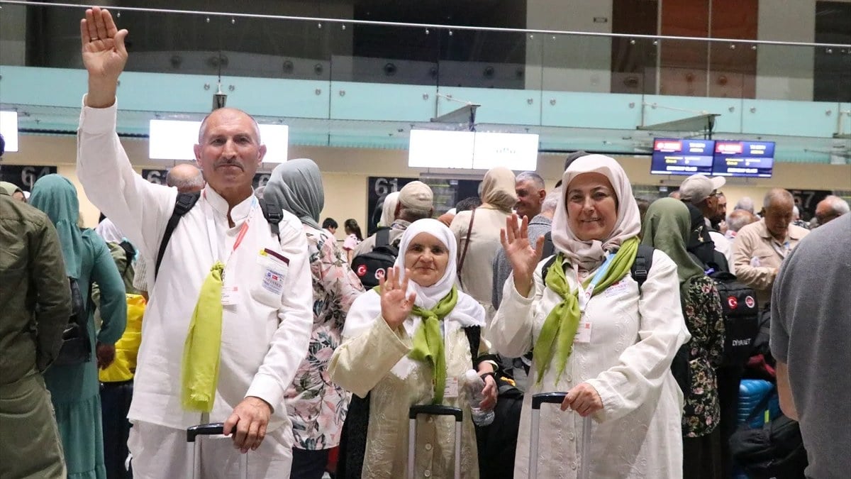 İzmir’de ilk hac kafilesi kutsal topraklara uğurlandı