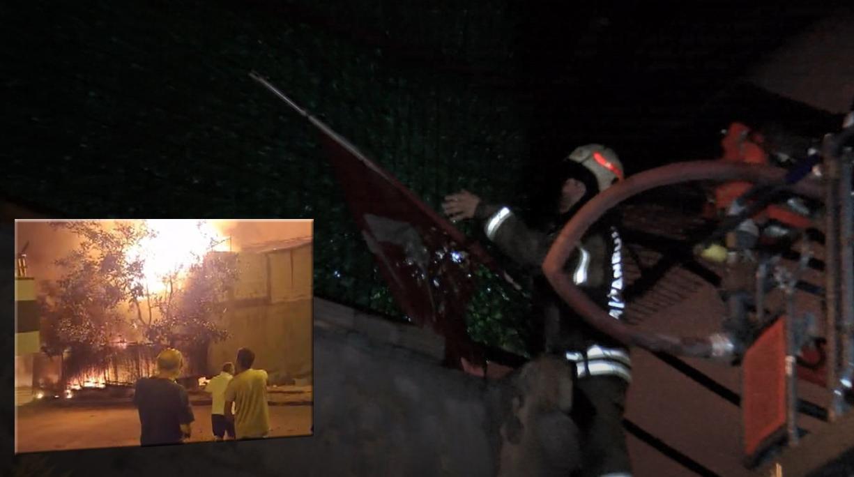 Geri dönüşüm deposunda yangın! İtfaiye eri yanan binadaki Türk bayrağını aldı