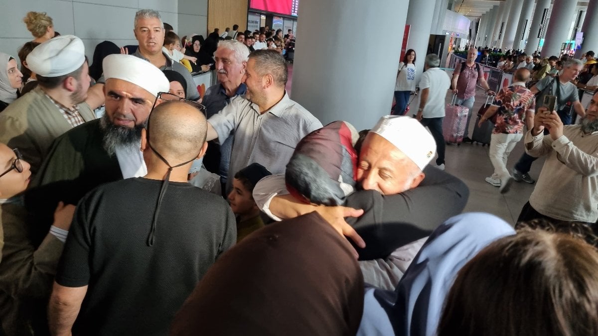 Hac ibadetini tamamlayan hacılar yurda dönüş yaptı