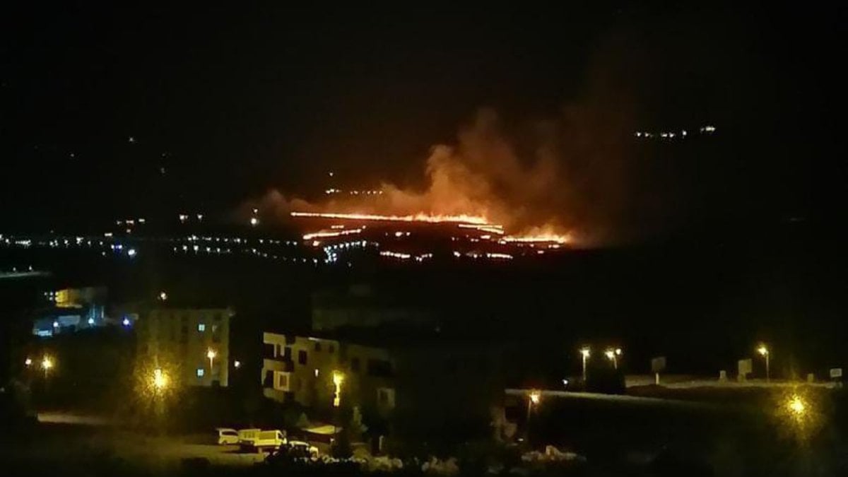 Siirt’te yıldırım düşen buğday tarlası alev aldı