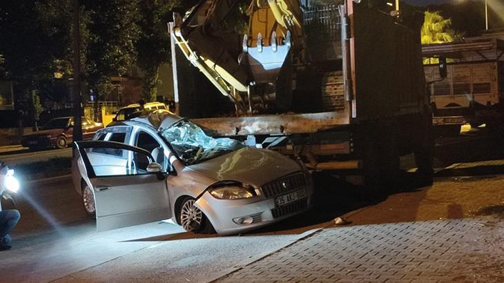 Otomobil park halindeki kamyona çarptı: 4 yaralı