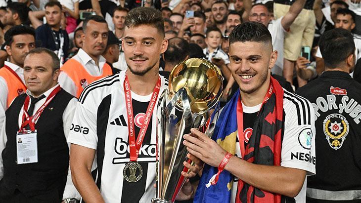 SON DAKİKA | Beşiktaş’ta beklenmeyen ayrılık! Menajeri görüşmelere başladı