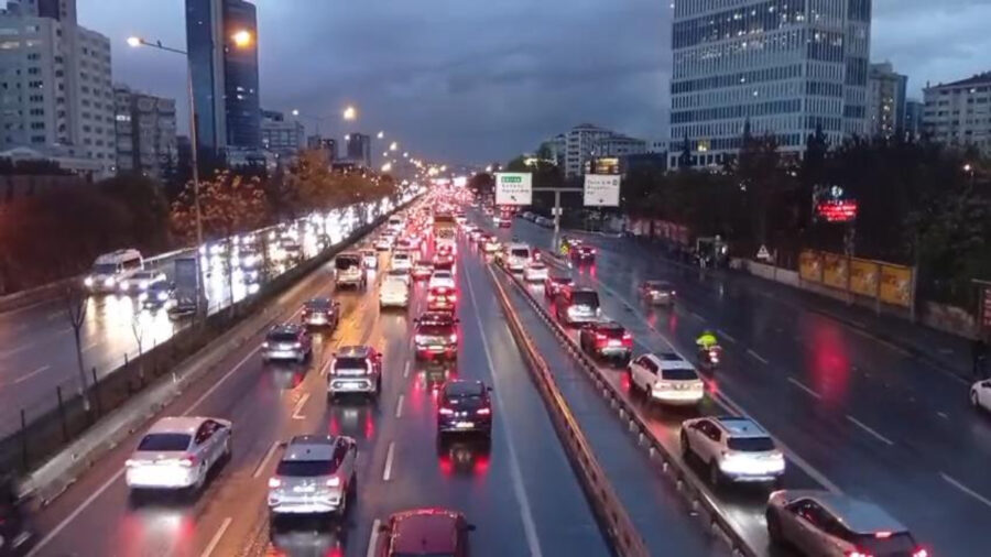 İstanbul’da yağış trafik yoğunluğu getirdi