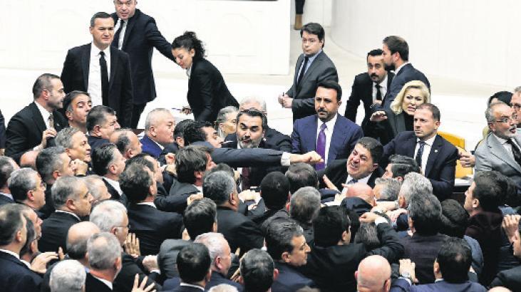 Bütçede 11 saatlik mesainin ardından yumruklu kavga